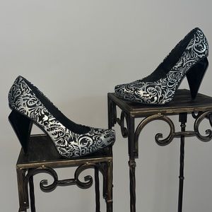 Dollhouse Black and Gold Paisley Print Heels size 8.5